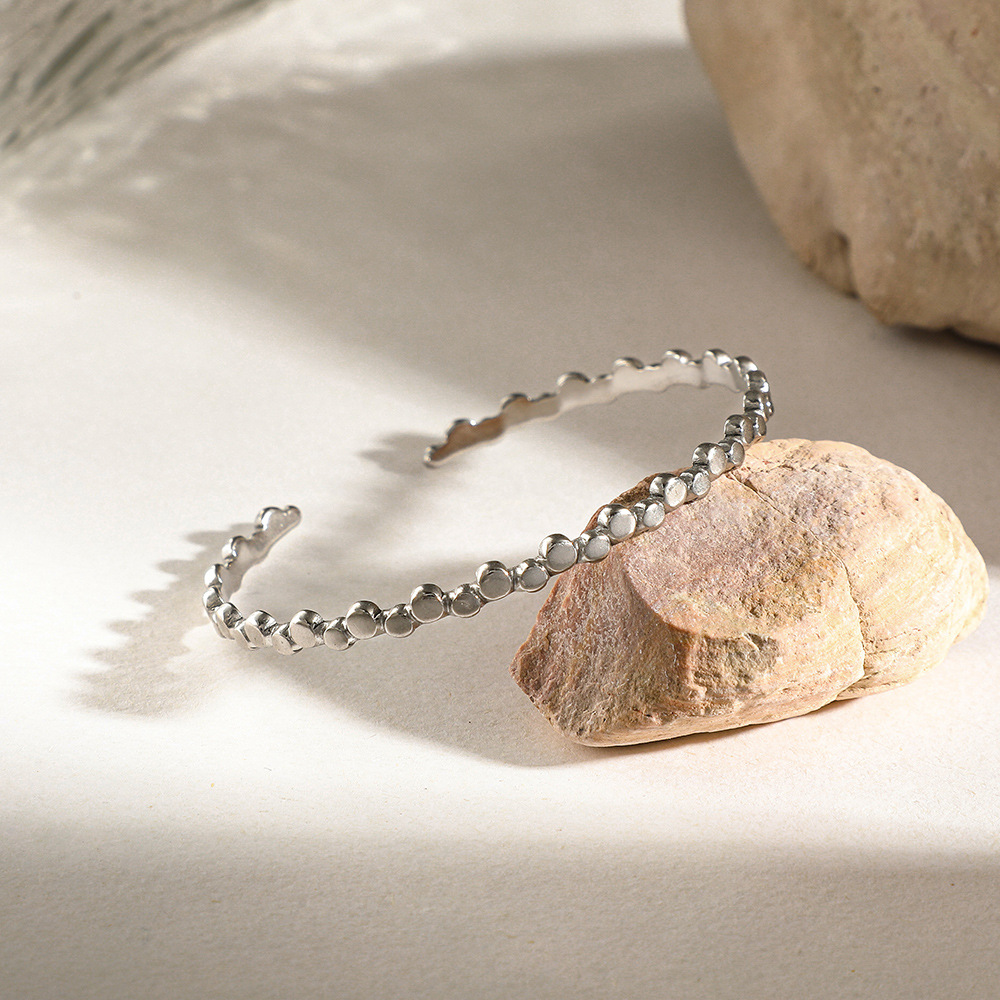 The new women's bracelet is a cross-border bestseller. It features gold-plated bamboo joints with a high-end feel and an original European and American design that won't fade Specification drawing