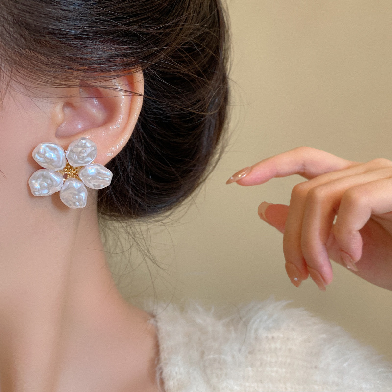 French retro pearl flower earrings, women's ins light luxury, niche and high-end style ear studs, the same style of earrings as fashionable Internet celebrities Application Scenario