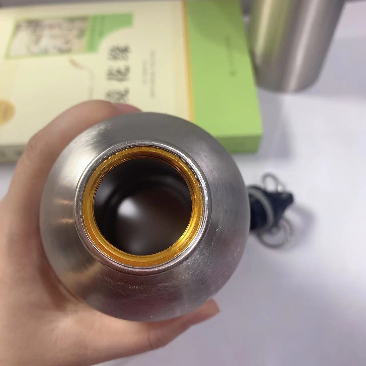 Cross-border single-layer stainless steel small-mouthed sports water bottle, suitable for outdoor cycling and mountain climbing, carrying handle cold water bottle gift cup Specification drawing