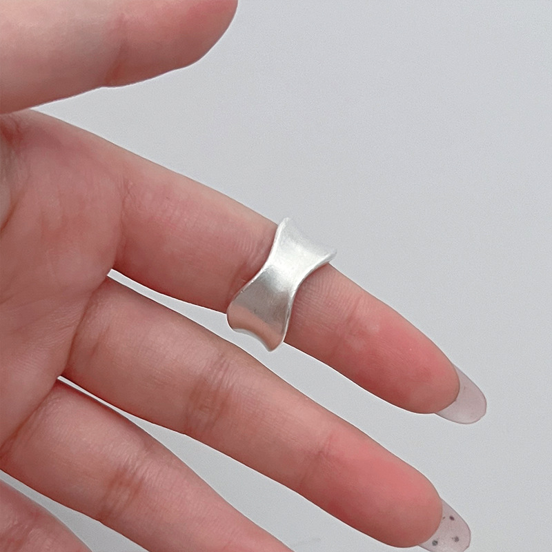 Wide matte texture exaggerated ring for women, Korean style, fashionable and niche matte irregular ring, a ring for Internet celebrities and bloggers Specification drawing