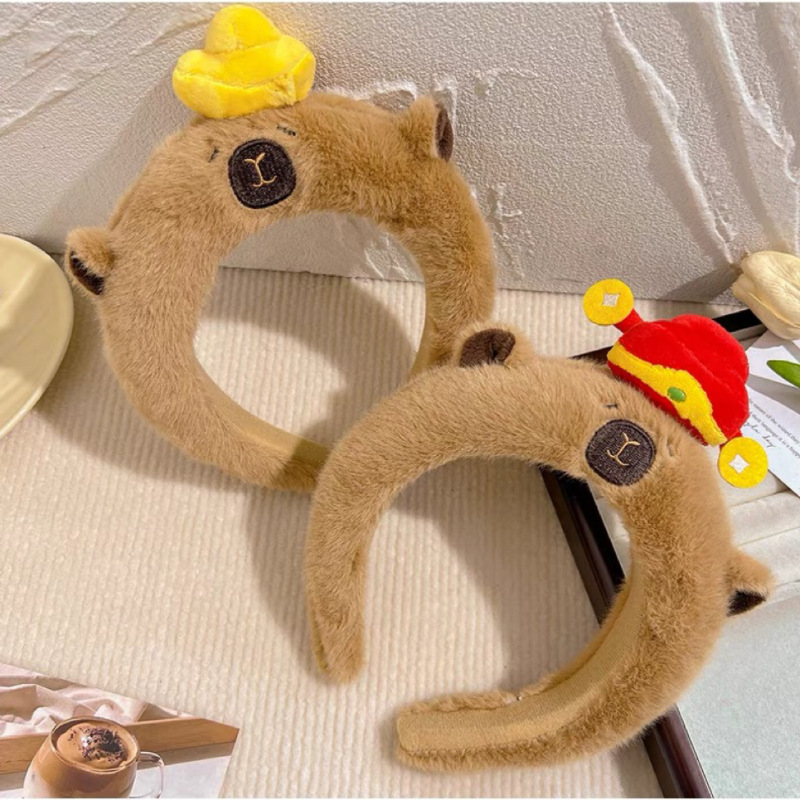 The New Year's God of Wealth Golden ingot capybara hairband is cute and cute. It features a plush high skull top and a wide-edge cartoon headband for autumn and winter Specification drawing