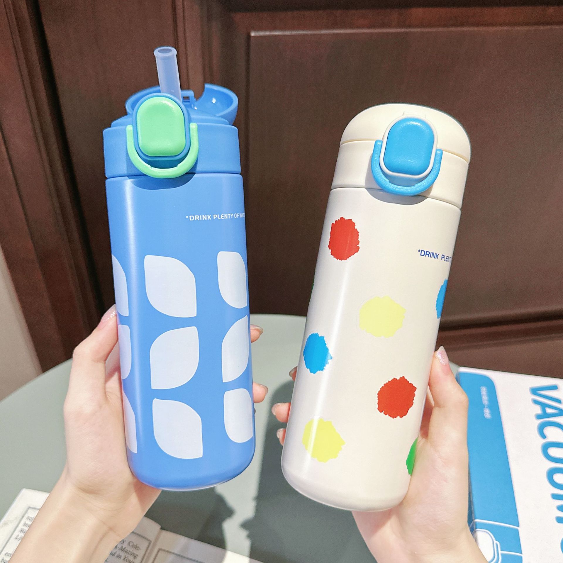 Dopamine fashionable insulated cup with straw, portable student straw cup, pop-up lid, couple gift, high appearance level water cup Application Scenario
