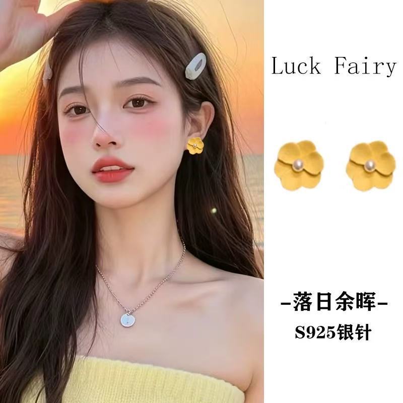 Korean version yellow flower stud earrings for women, 2025 summer new pearl earrings, gentle forest-style girl earrings wholesale full figure