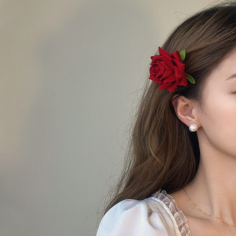 French retro red rose simulated flower hairpin brooch, with a girlish and niche design, fringe seaside clip and duckbillon clip Application Scenario