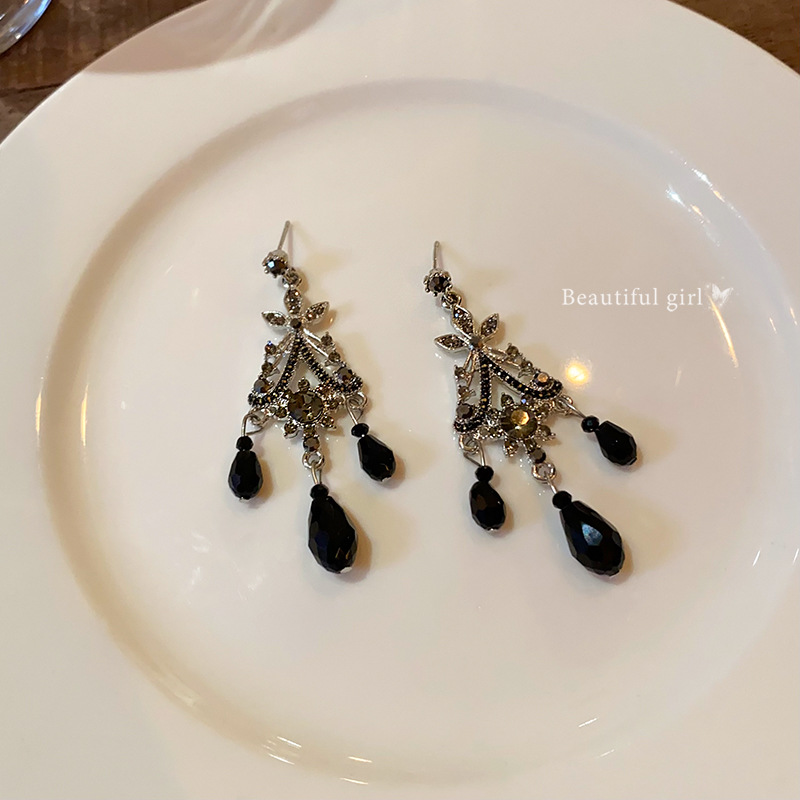 Black crystal tassel pendant earrings, women's classical court-style Baroque retro earrings, light luxury and high-end dress Specification drawing