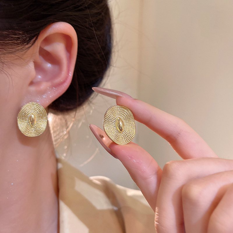 French retro oval metal irregular stud earrings, versatile and elegant, with a light luxury and niche design sense, round earrings and earrings details Picture