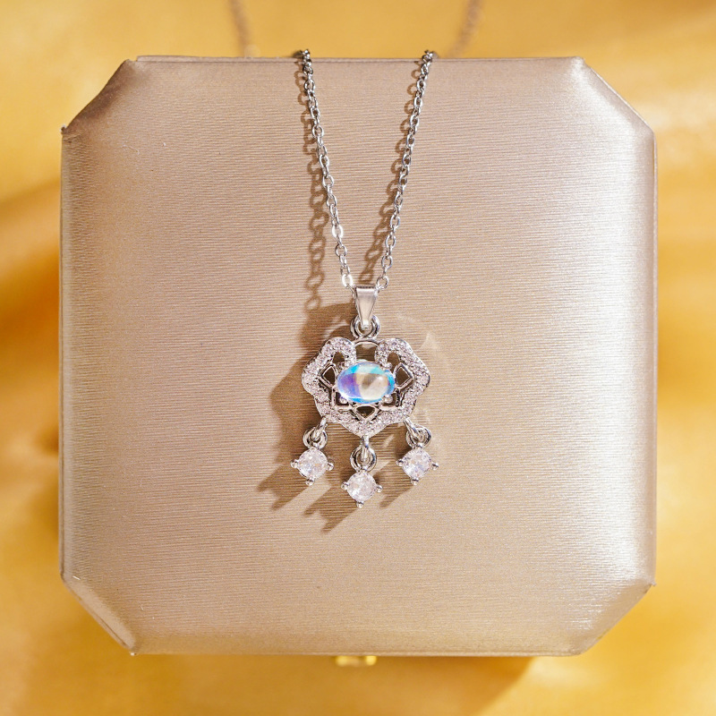 Silver micro-inlaid full of diamonds and sapphires peace lock necklace, a rare and light luxury long-lasting lock, titanium steel collarbone chain wholesale full figure
