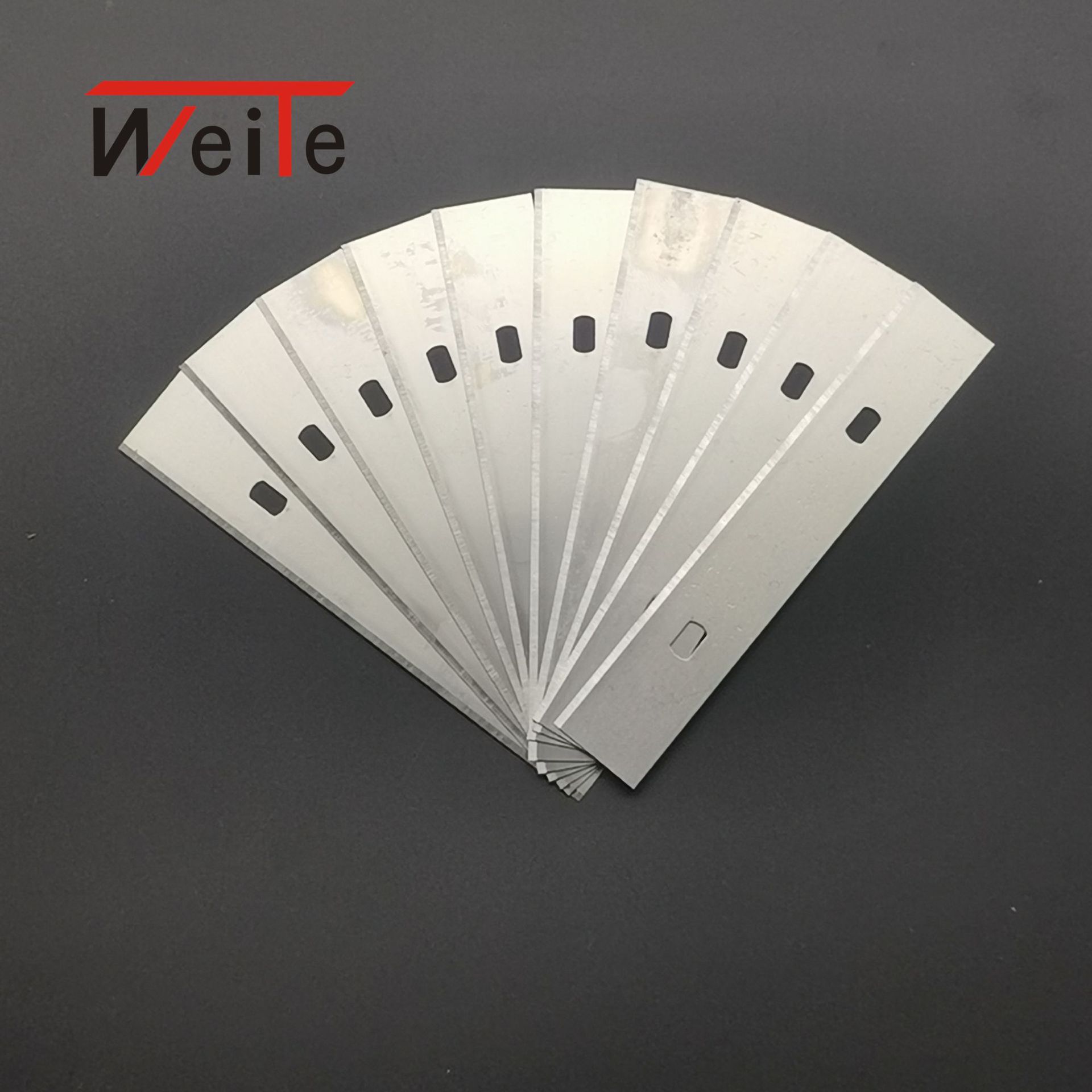 Weite Factory wholesals large 18mm thickened wallpaper paper cutting knives, tile grouting blades and 0.6 art blades Application Scenario