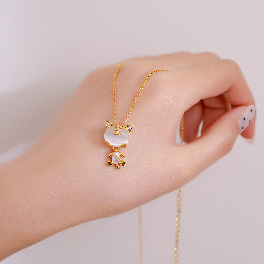 Japanese and Korean light luxury design sense cat's eye stone little tiger pendant titanium steel necklace, exquisite zircon high-end collarbone chain for women Specification drawing