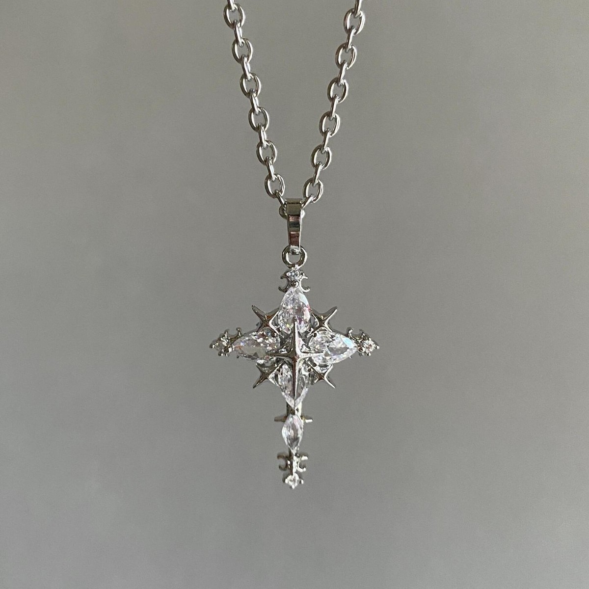 A cool and refreshing silver cross pendant titanium steel necklace, a unique and trendy sweet and cool girl style collarbone chain accessory details Picture