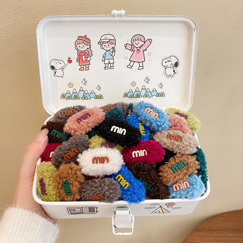 Letter hair clips for women in autumn and winter, with a simple and elegant style. Small clip headwear, fleece side fringe hair clips details Picture