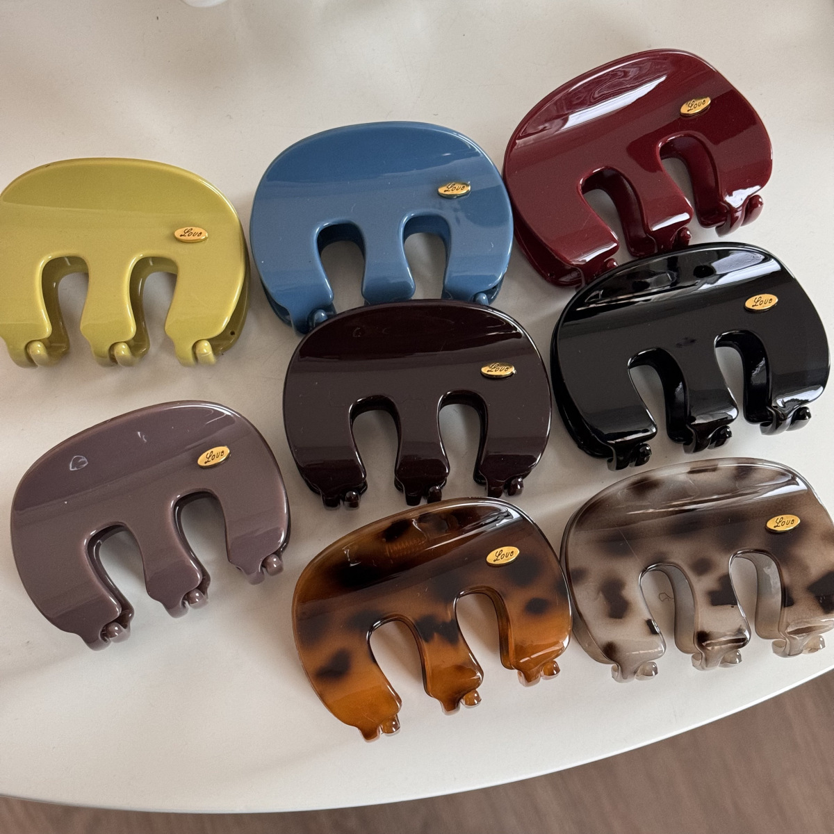 French light luxury M-letter semi-circular medium-sized hair clip, semi-tied hair at the back of the head, coiled hair clamp, gold label, high-end hair accessory full figure