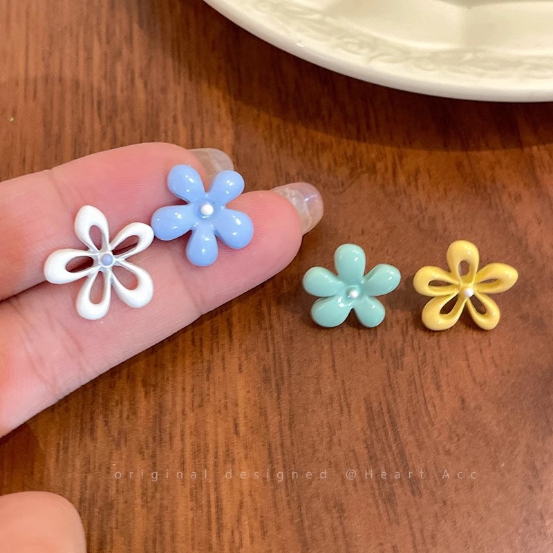 Dopamine yellow flower earrings for women's summer, a niche Korean design with a high-end feel, new 2025 cute earrings details Picture