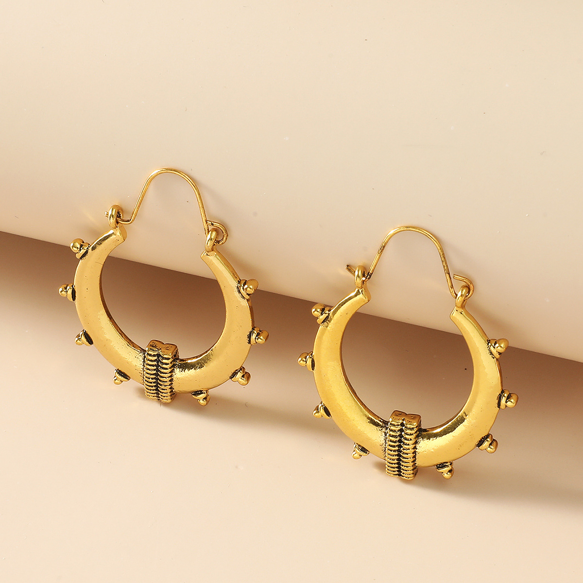 European and American InS-style hollowed-out carved earrings with feminine charm, alloy geometric ear buckles, exaggerated irregular round earrings for women Specification drawing