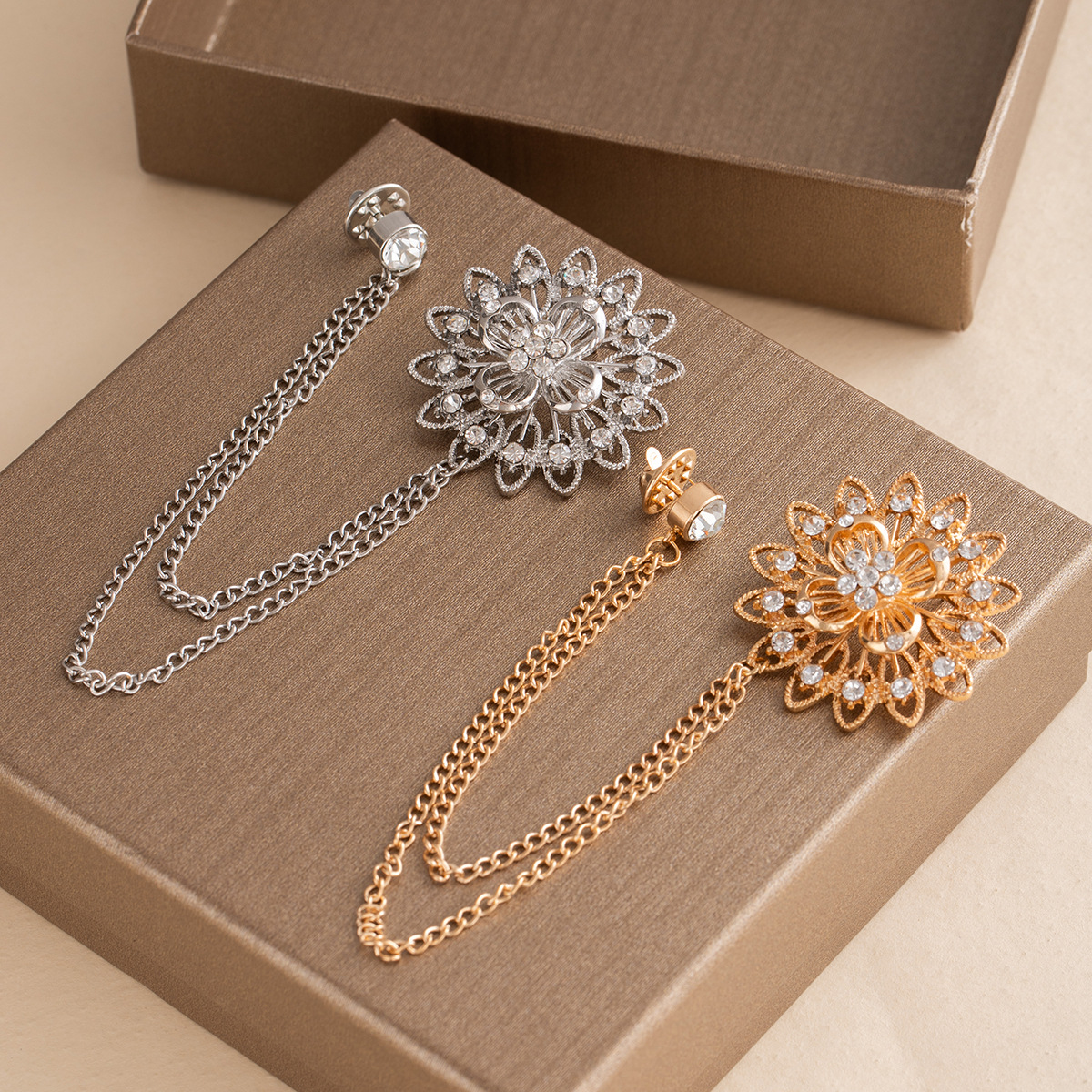 European and American style, fashionable, simple and elegant design sense, floral badge, collar pin, double-layer tassel chain brooch and brooch accessory details Picture