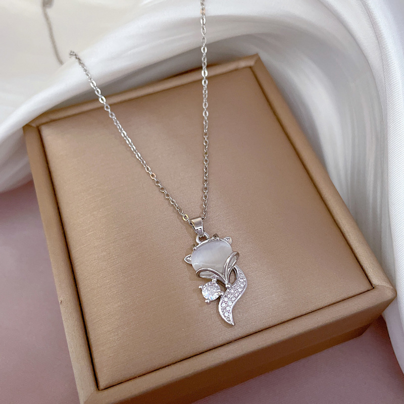 【 Titanium Steel 】 Light luxury slightly inlaid real gold fox cat's eye stone necklace, new women's collarbone chain, light luxury and niche design sense Application Scenario