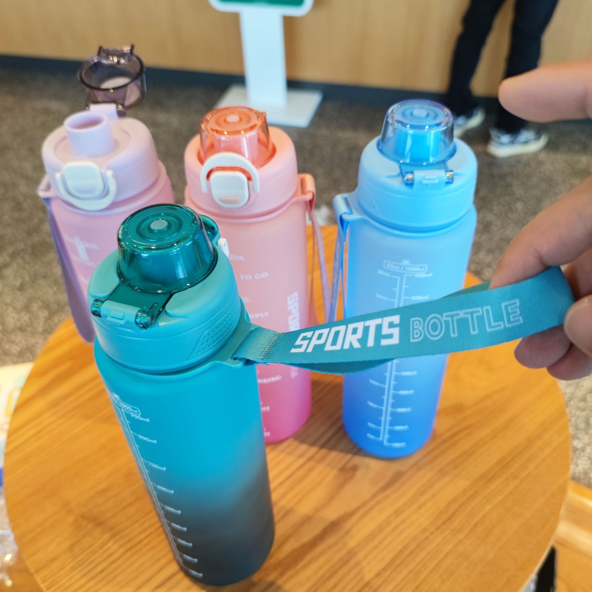 Wholesale new plastic water cup 1000ml direct drinking type with gradient color frosted strap portable lifting rope sports and fitness water bottle Specification drawing