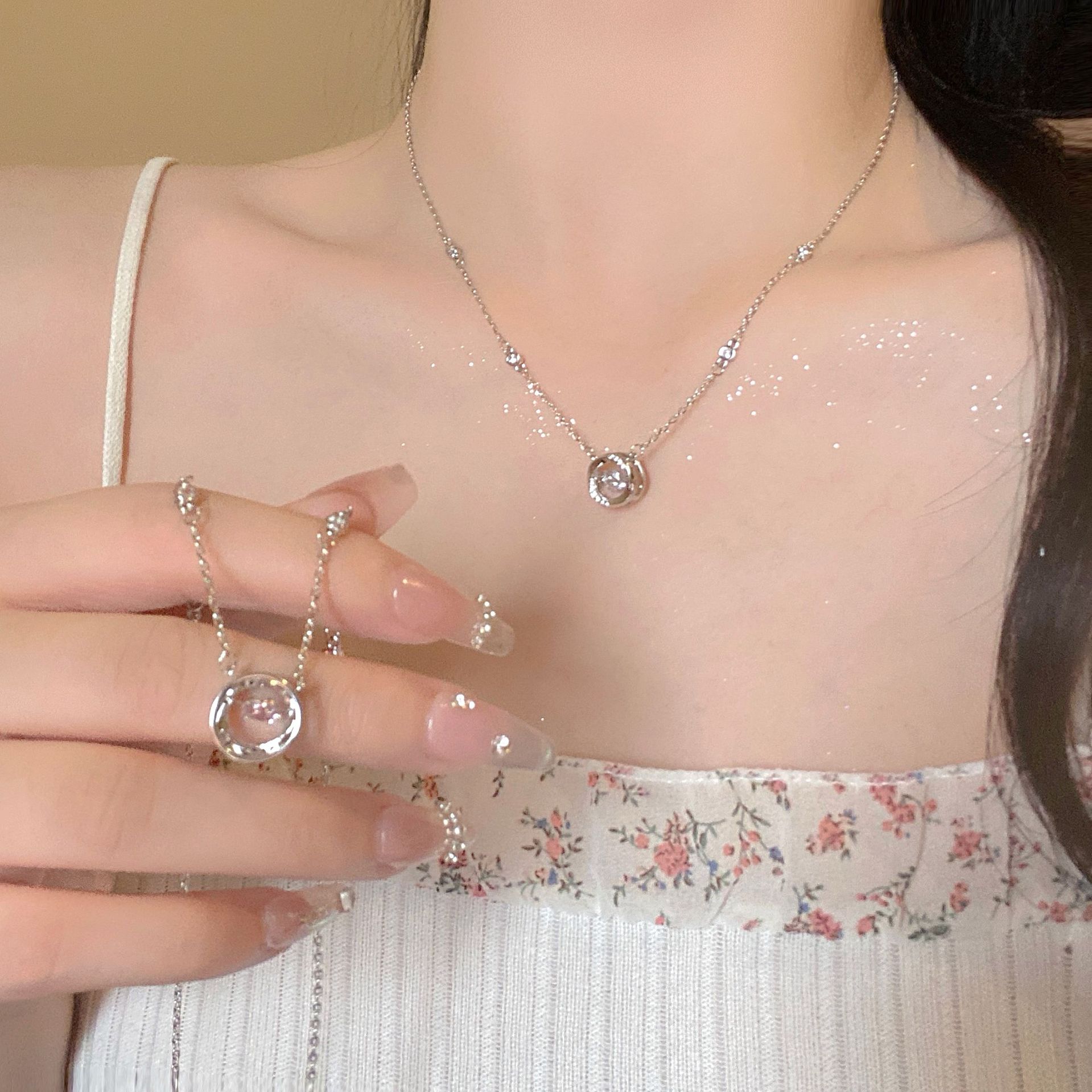 Korean version exquisite zircon circle pendant necklace, women's Instagram trendy high-end light luxury collarbone chain, best-selling necklace accessory full figure