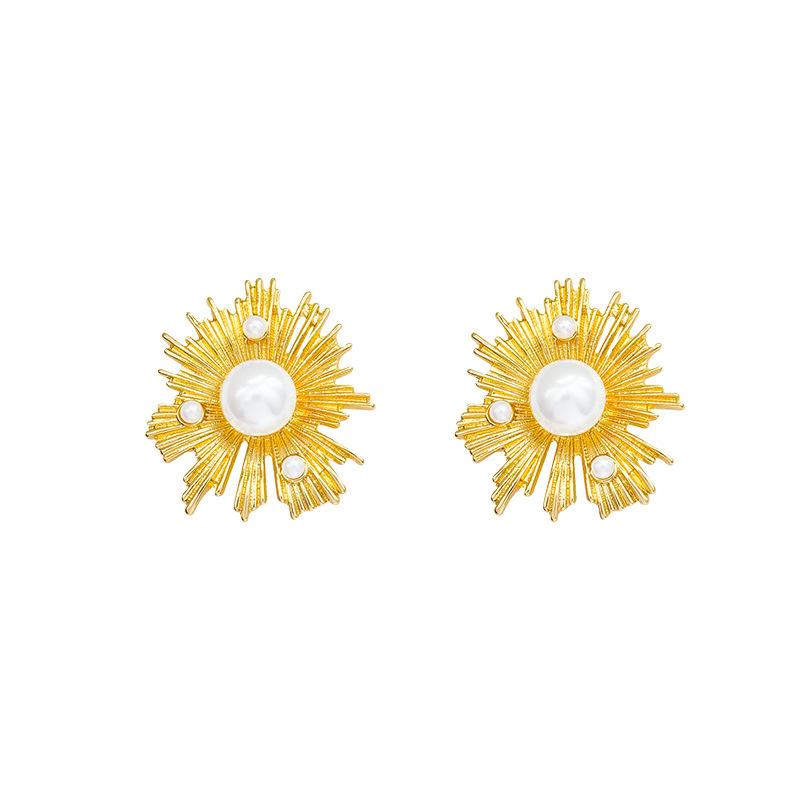European and American retro Hong Kong-style exaggerated earrings for women, pearl inlaid, irregular round flower design, stud earrings Item Picture