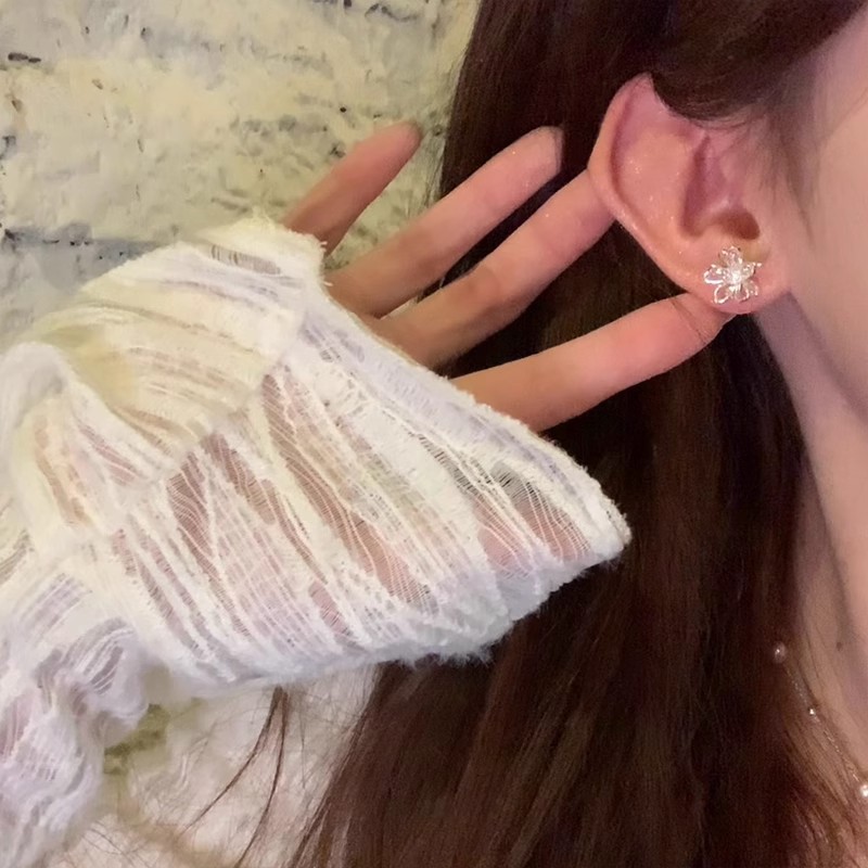 Elegant hollowed-out flower stud earrings for women, a new bestseller in 2025, exuding a sense of sophistication and sophistication, versatile and exquisite earrings and earrings for spring and summer Application Scenario