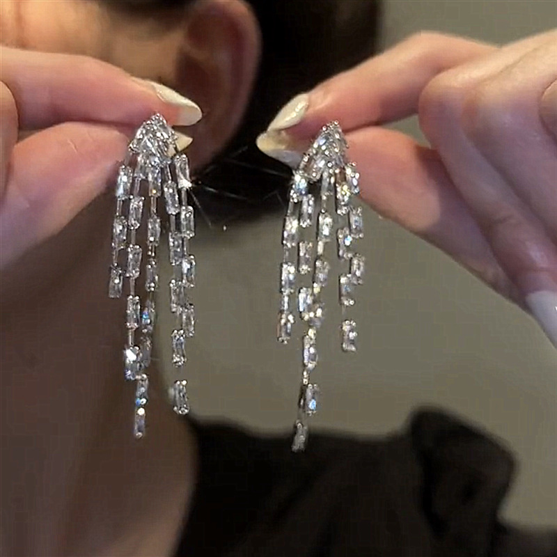 Light luxury, exquisite, sparkling diamond, tassel stud earrings, slimming earrings for round faces, 2025 new trendy and popular earrings full figure