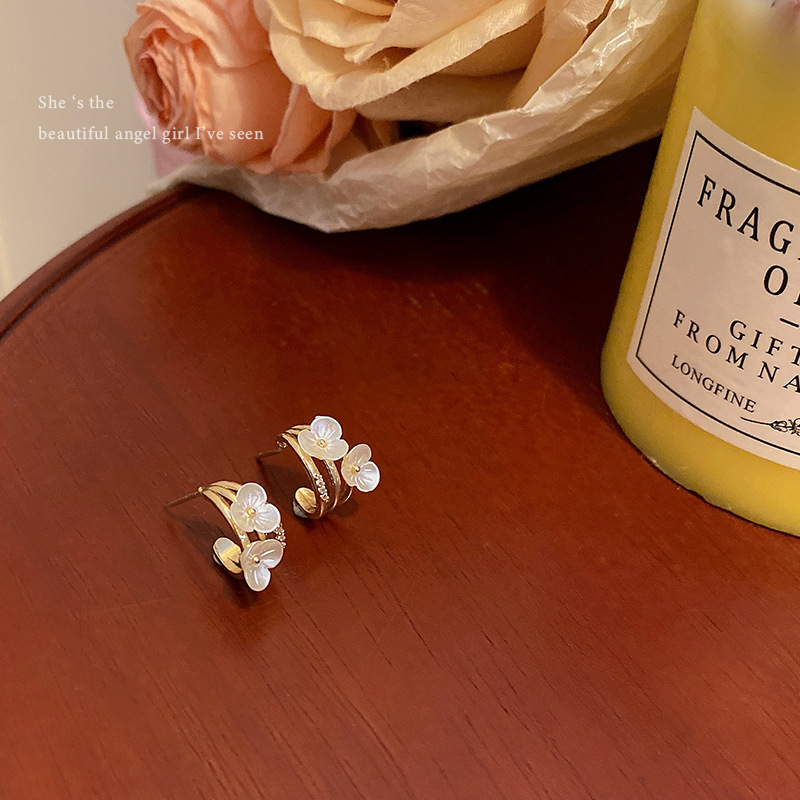 Super fairy double-layer metal shell flower stud earrings, women's fashion, high-end design sense, individual temperament, retro earrings and earrings Application Scenario