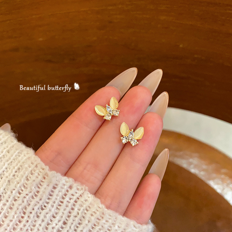 Diamond-encrusted cat's eye stone butterfly stud earrings for women, 2025 new style, light luxury, high-end and elegant style earrings, individual and small earrings full figure