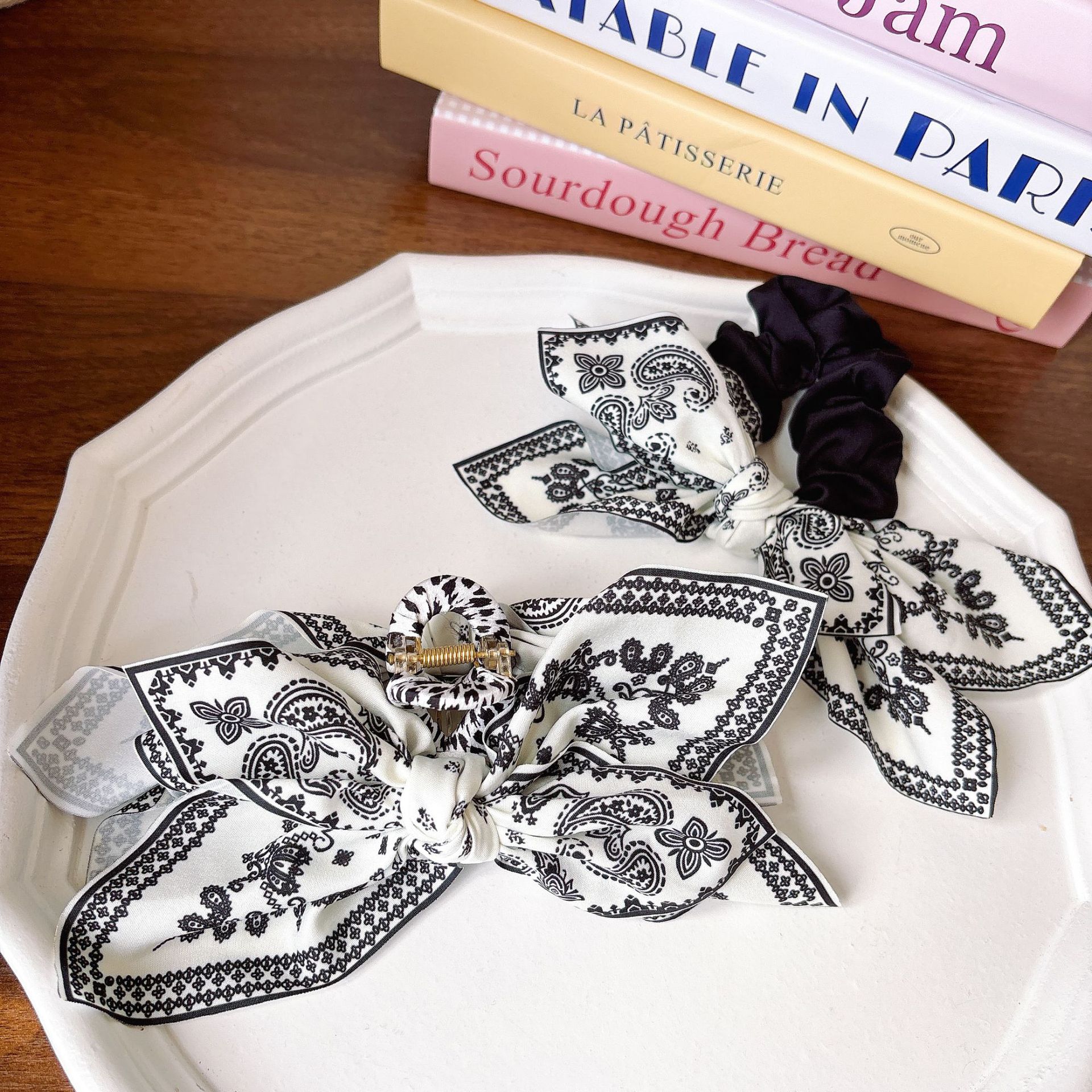 French AB style high-end cashew flower hairpin, female letter heart, back of the head bun, thick hair, shark hairpin details Picture