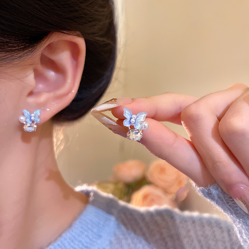 The light and fresh blue sparkling diamond butterfly ear studs are a light luxury and niche design for women, with a high-end feel. They are fashionable and versatile earrings details Picture