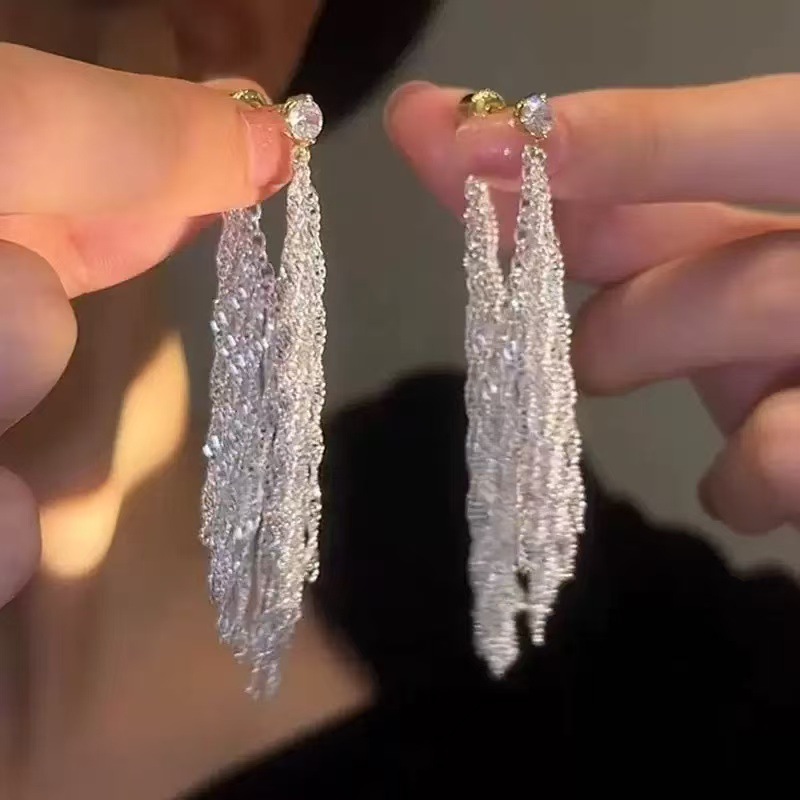 The Galaxy Waterfall tassel earrings exude a sense of feminine sophistication and a touch of light luxury. The long earrings are super dazzling and exquisite, and are exaggerated earrings that are popular among Internet celebrities full figure
