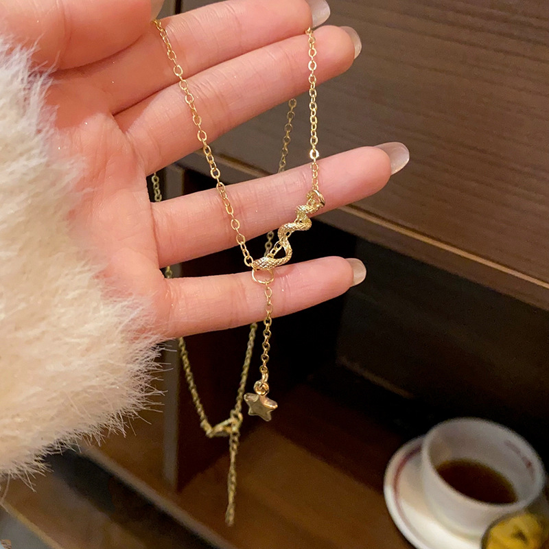 The snake-shaped entwined necklace for the Year of the Snake in one's zodiac sign is a versatile and cool accessory for women. The golden star-shaped tassel collarbone chain is a bestseller full figure