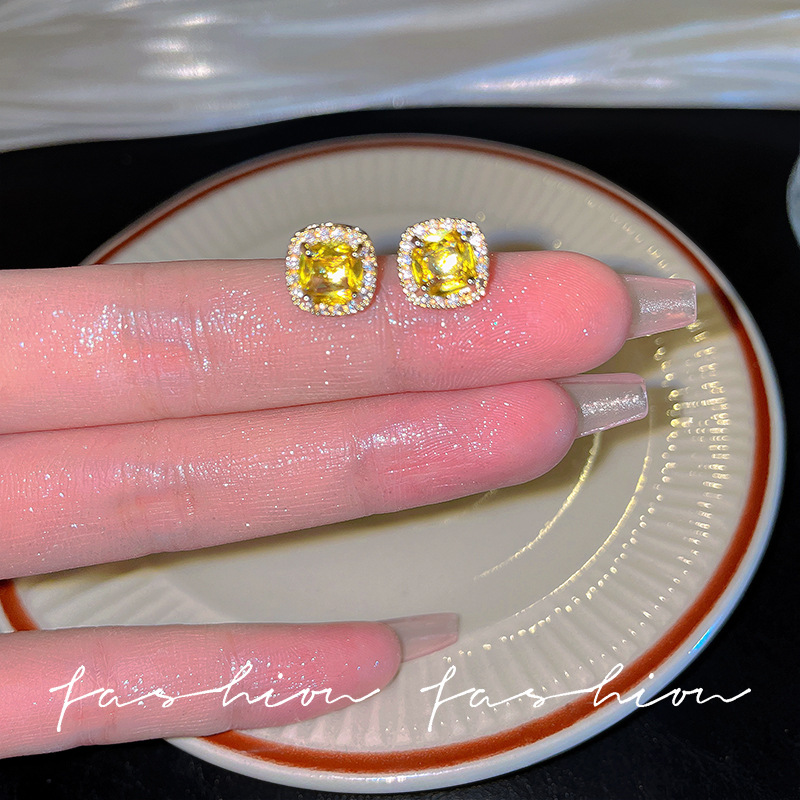 Light luxury, super shiny small sugar cube earrings, women's niche design, high-end feel, trendy style earrings, simple and versatile stud earrings full figure