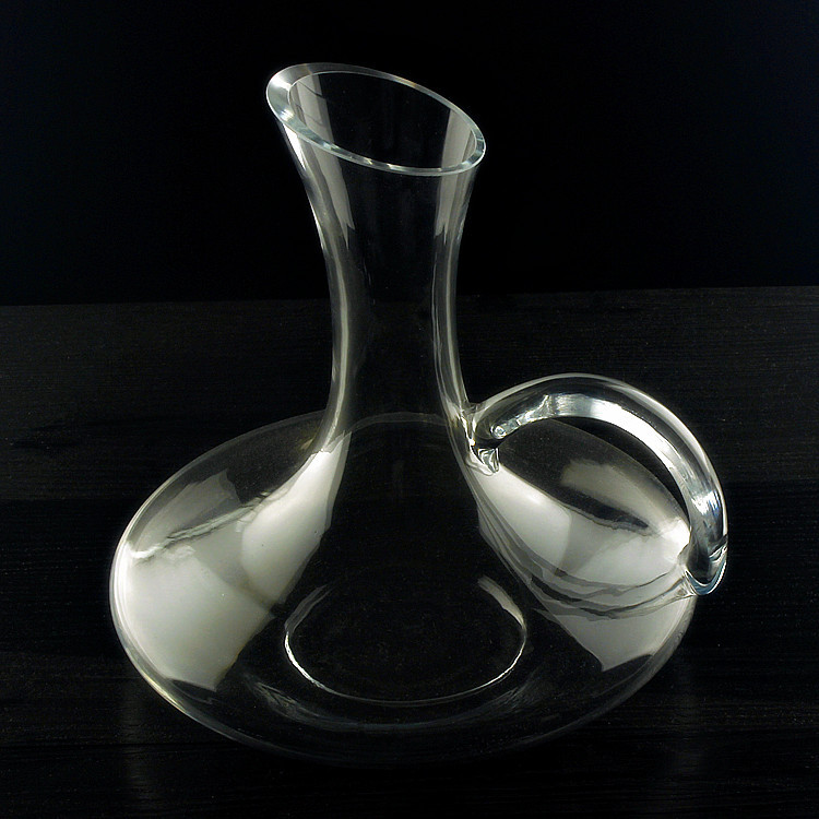 Glass wine-decanter with a slanted mouth, wine divider, slanted mouth decanter manufacturer, wholesale in stock Application Scenario