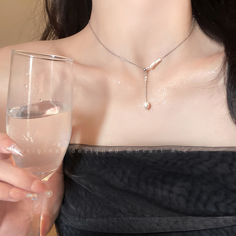 Freshwater pearl pendant necklace, women's light luxury niche design, high-end collarbone chain, retro simple light luxury neck chain details Picture