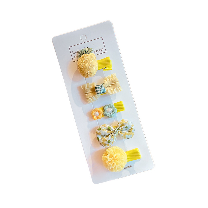 Baby hair clips for girls with less hair won't damage the hair. Adorable and super cute for infants and toddlers. Hair clips, small clips, and headwear Item Picture