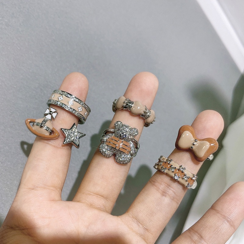 The Maillard style, milk tea color, fashionable, ins, versatile and trendy ring for students, retro and niche autumn and winter accessories Application Scenario
