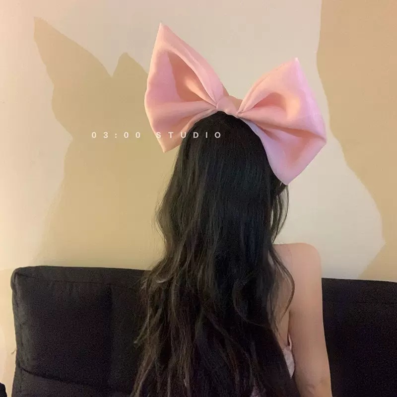 The oversized bow headband exudes a high-end, stylish and fashionable vibe. The high hairpin on the top of the head is versatile for going out and a cute birthday headband Application Scenario