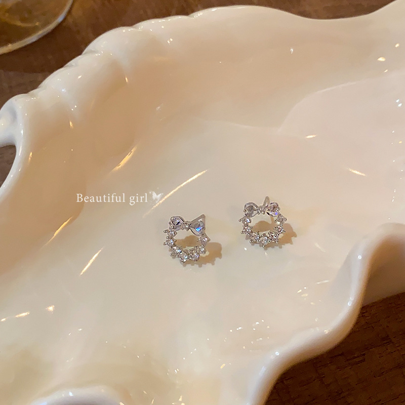 Exquisite diamond-encrusted bow stud earrings for women, with a light luxury and high-end feel, are perfect for summer earrings. Unique and beautiful earrings for women Specification drawing