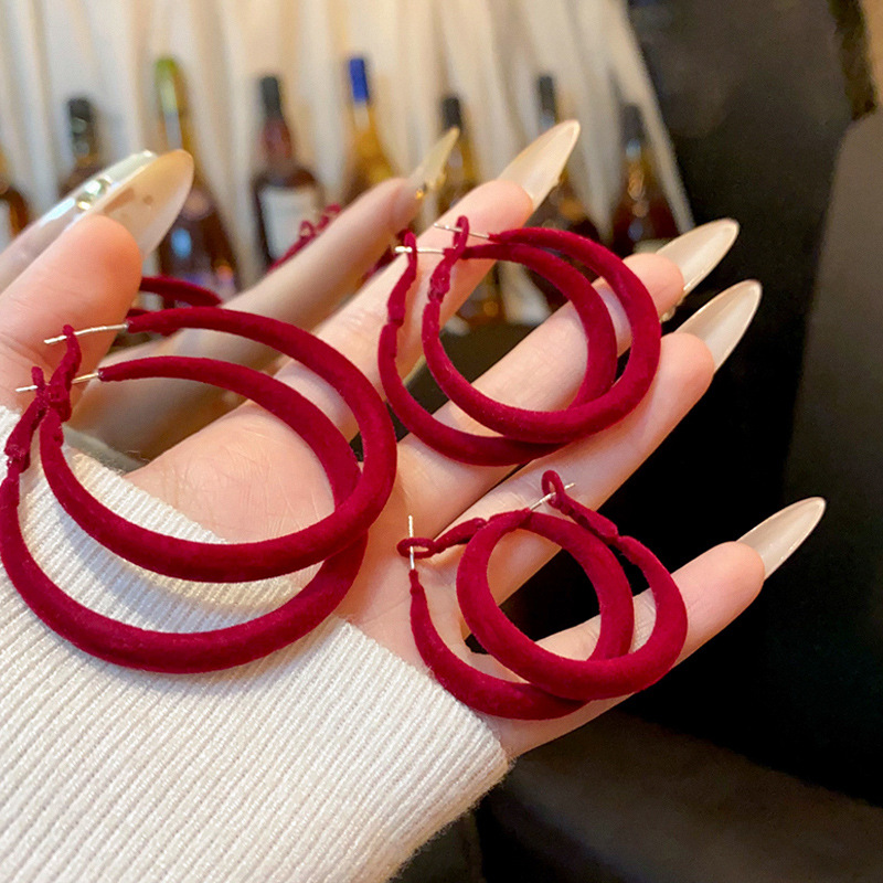 The Ankela red velvet large circle earrings for women's autumn and winter are a unique and exaggerated ear ring. They are versatile and exude a sense of elegance and sophistication full figure