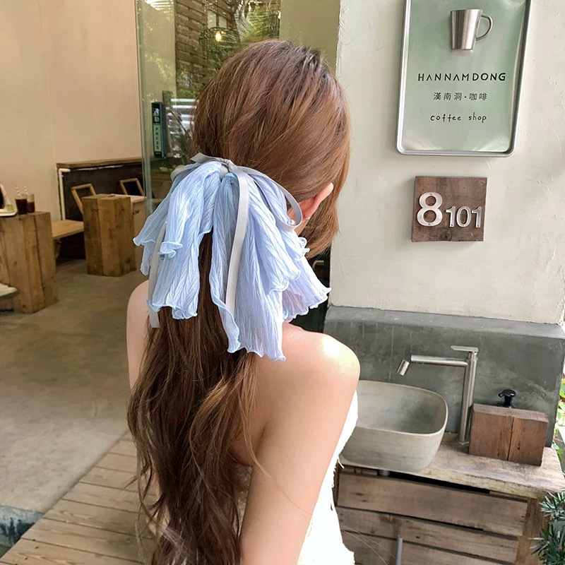 A super beautiful ice blue high-end pleated bow ponytail clip with a fairy-like, elegant and laid-back vacation style grab clip headwear Application Scenario