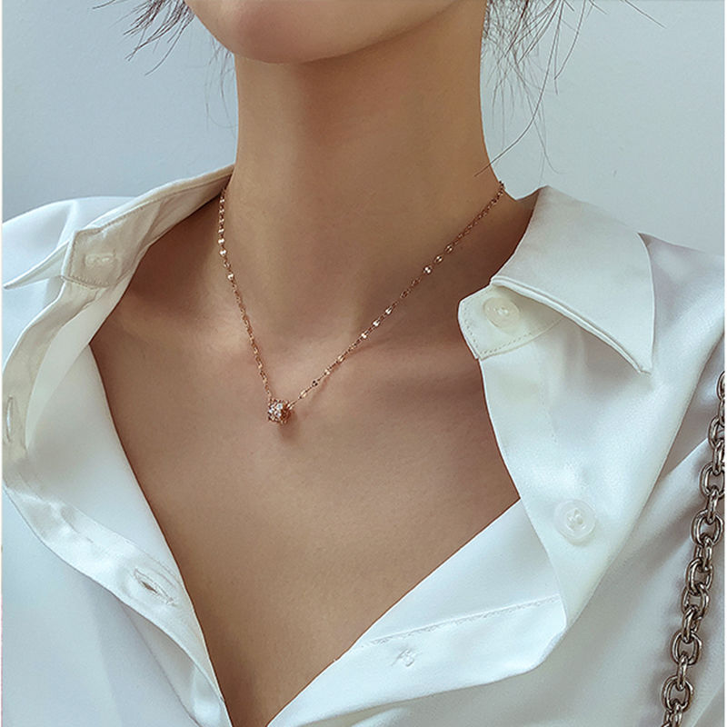 A popular and trendy 18k rose gold collarbone chain for women on Douyin, featuring a simple diamond ball and a slender waist details Picture