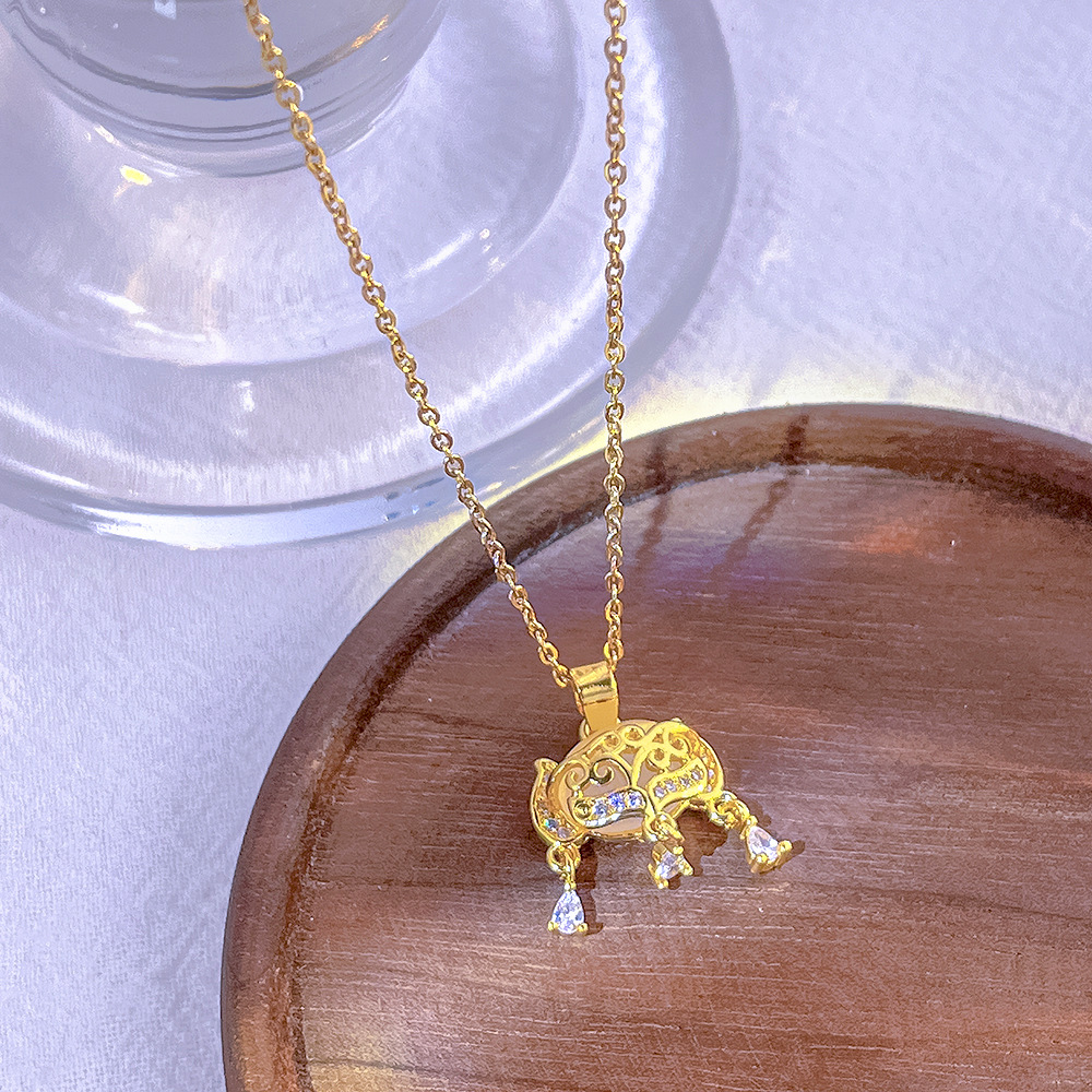 A high-end Japanese and Korean cat's eye stone fox-shaped safety lock pendant titanium steel necklace, a women's niche and light luxury tassel accessory Specification drawing