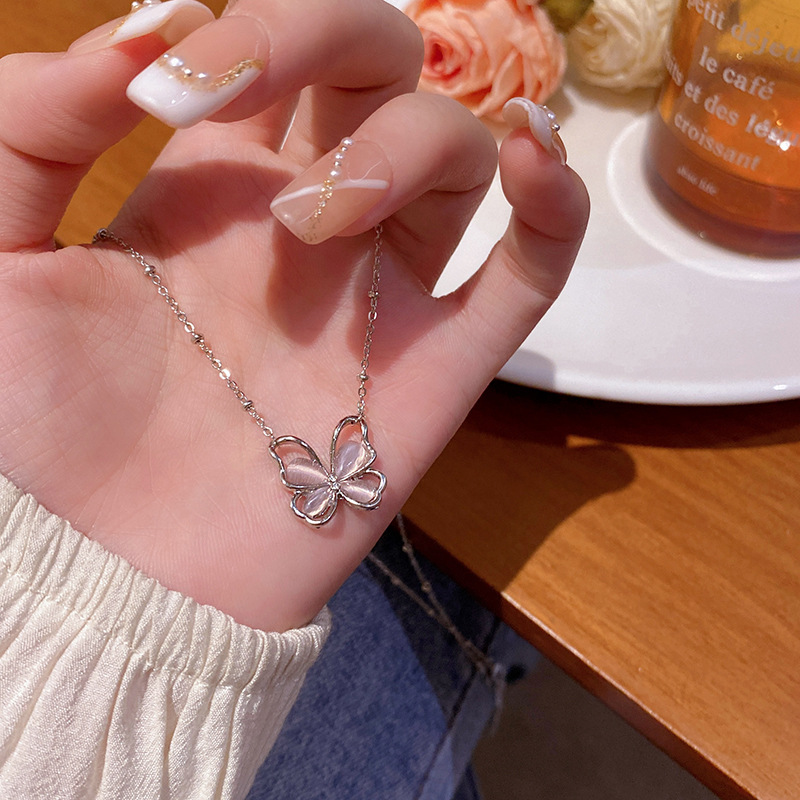 A sweet and new pink cat's eye butterfly necklace with a unique and fashionable female Instagram style collarbone chain, a popular and trendy neck chain full figure