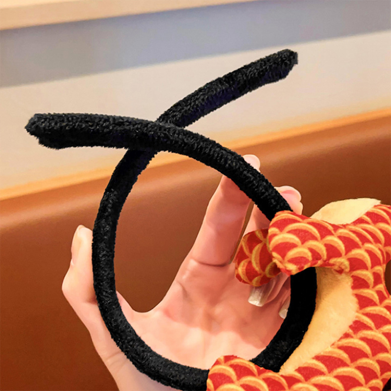 Cute dragon headband 2024 Dragon Year headwear, super cute face-washing headband, funny hairpin, children's performance hairpin Application Scenario