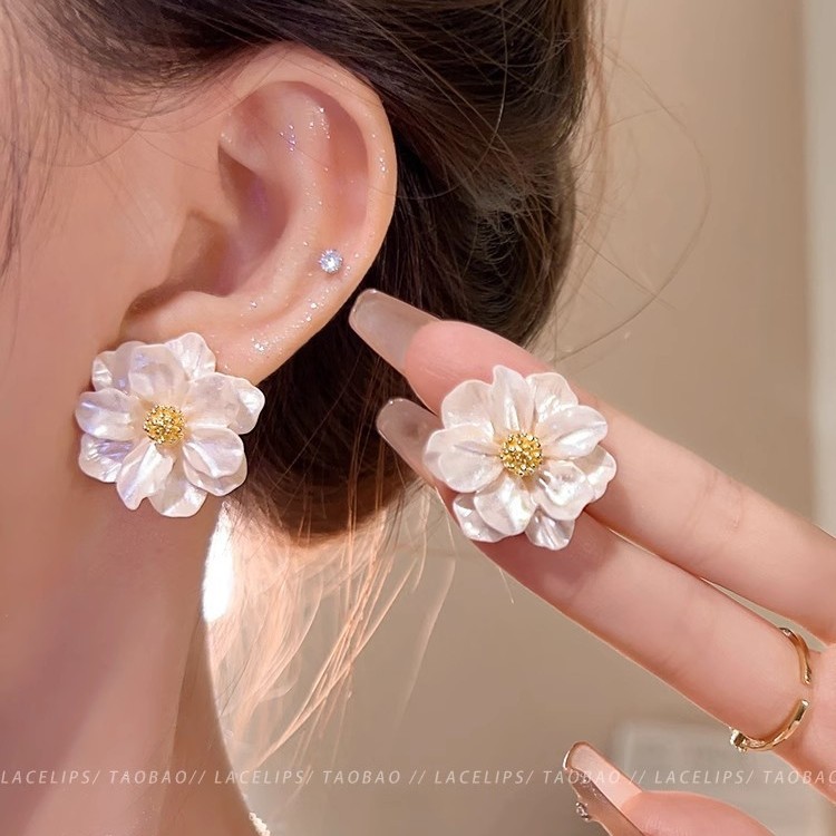 French retro style camellia stud earrings for women 2025 new bestsellers, light luxury and niche design, versatile earrings full figure