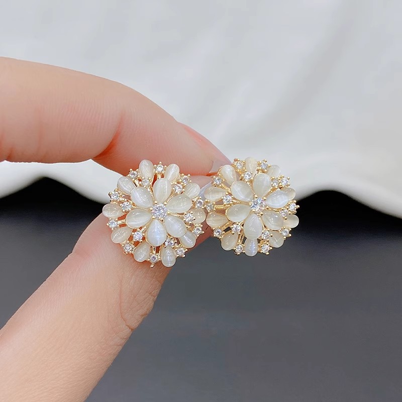 Light luxury and niche, dazzling exquisite cat's eye stone flower stud earrings, the same style as female socialite, fashionable and versatile, elegant zircon earrings Specification drawing