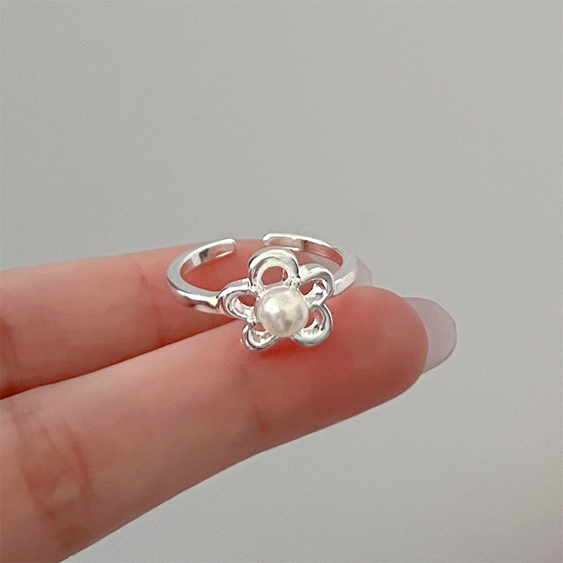Retro pearl flower ring for women, unique, niche and high-end feel. Adjustable opening, personalized and trendy ring for women Application Scenario