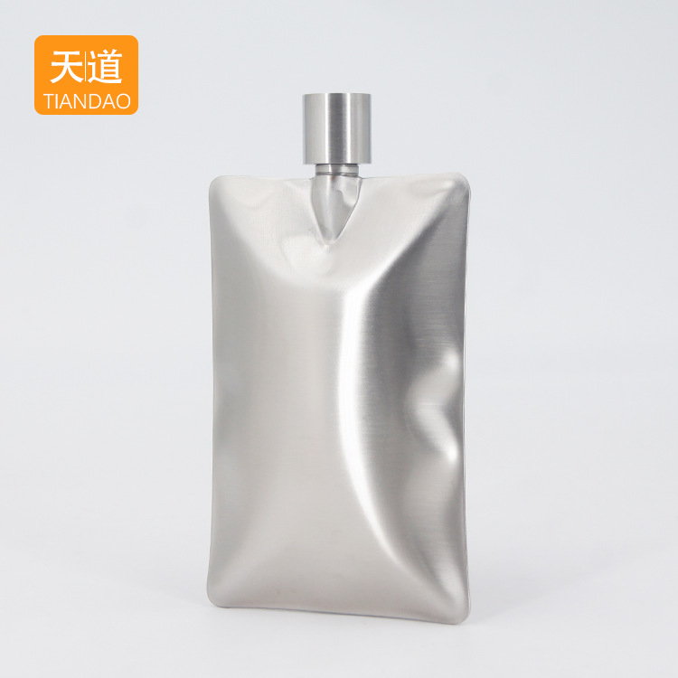 A variety of popular cross-border stainless steel wine jugs are available for selection. Portable outdoor travel and camping metal wine jugs are also available full figure