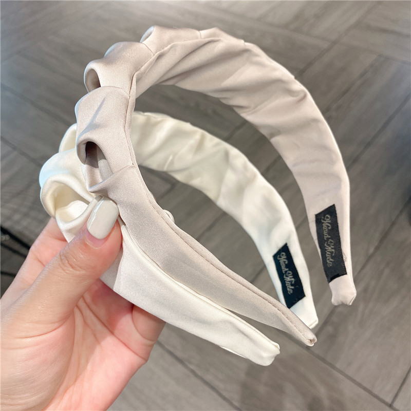 The new Korean-style simple pleated fabric wide-edge compression headband is a versatile accessory for going out. The hairband and hair clip are sweet and elegant for girls Specification drawing