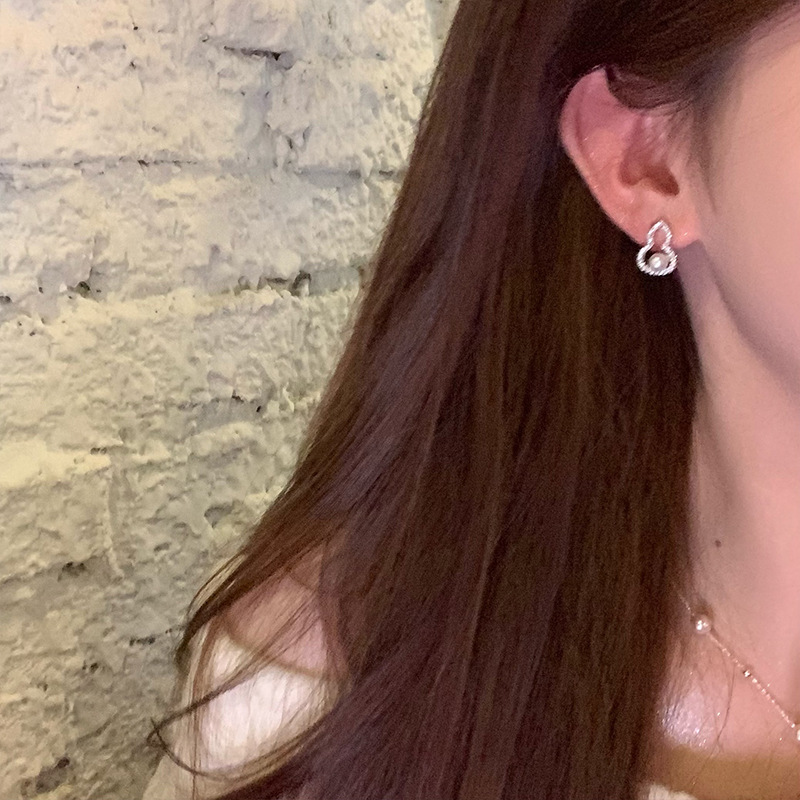 Zirconium-inlaid gourd pearl stud earrings for women, a fashionable, light luxury and high-end look, elegant and grand earrings, unique and exquisite pearl earrings Application Scenario